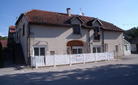 LOCATION F4 MONNET-LA-VILLE